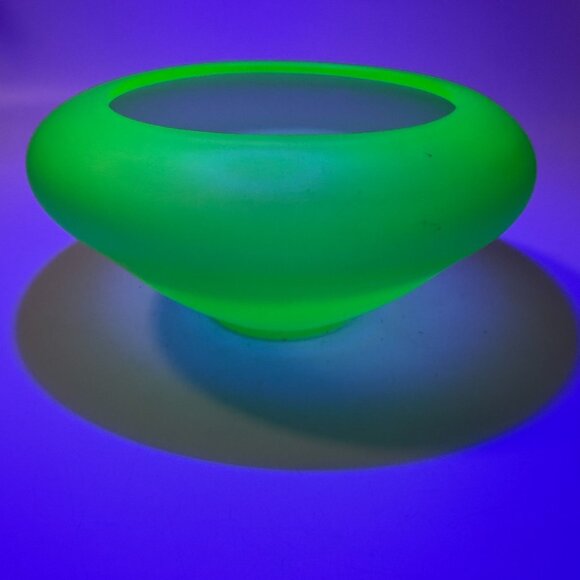 Tiffin Satin Emerald Green Uranium Cupped Glass Bowl Centerpiece - Picture 1 of 7